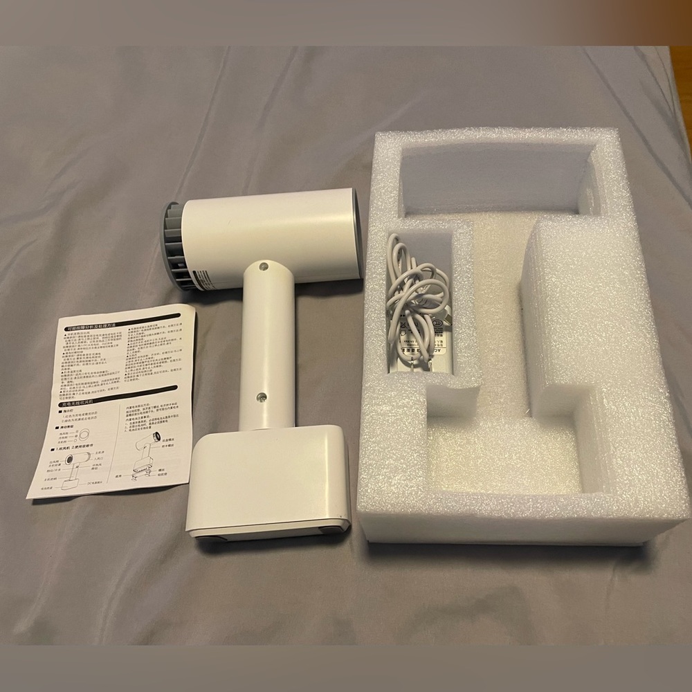 Rechargeable wireless hair dryer
